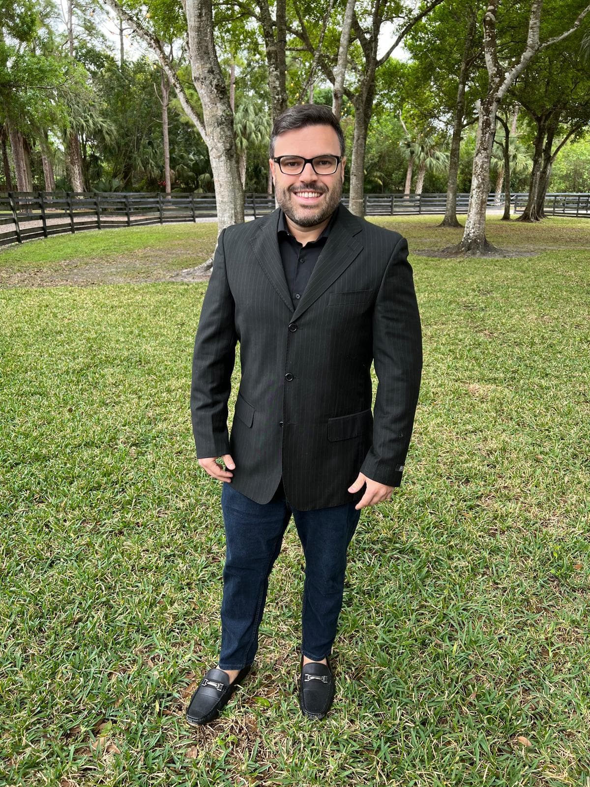 Retrato de Matheus Freitas, cofundador e gestor de propriedades da Five Star Home Management